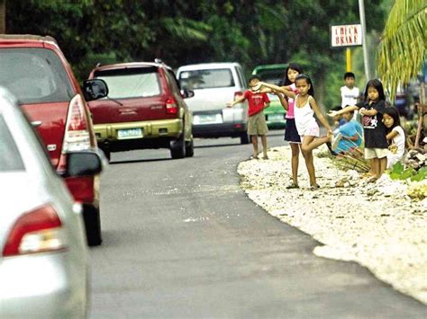 DSWD warns against giving alms to beggars, street children.